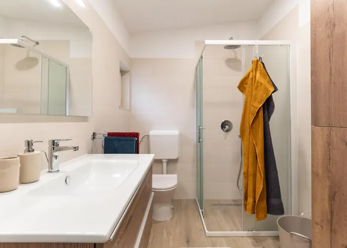 House Emily Ρόβινι