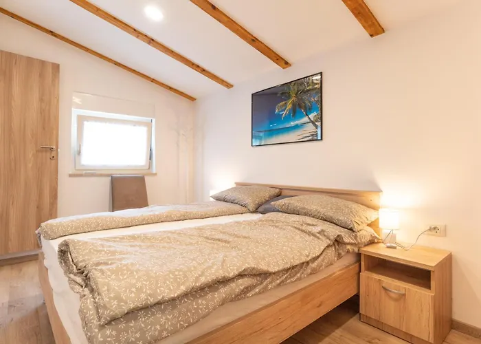 House Emily * Ρόβινι