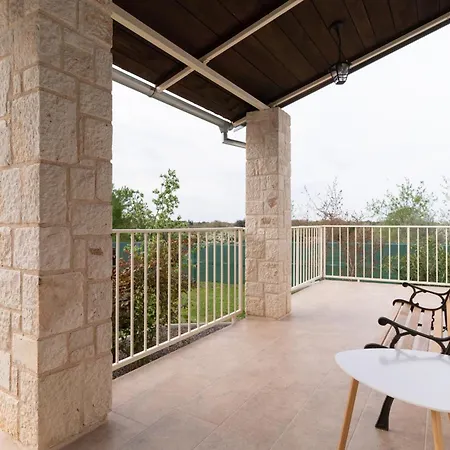 House Emily בית נופש